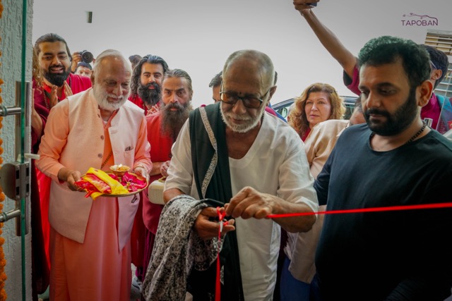 Pujya Morari Bapu cutting the ribbon to inaugurate Shree Rajneesh Ashram, with Swami Anand Arun beside him